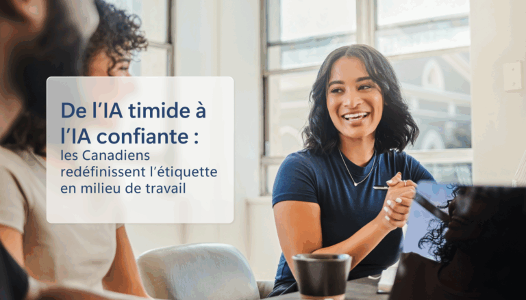 Image de deux femmes au travail dans une salle de réunion